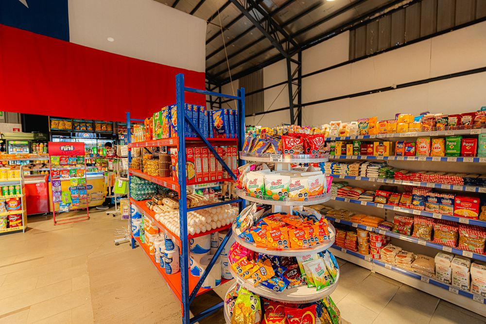Estantes de abarrotes con huevos, harina, pastas y galletas