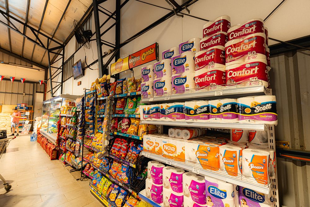 Papel higiénico, toallas de papel y snacks