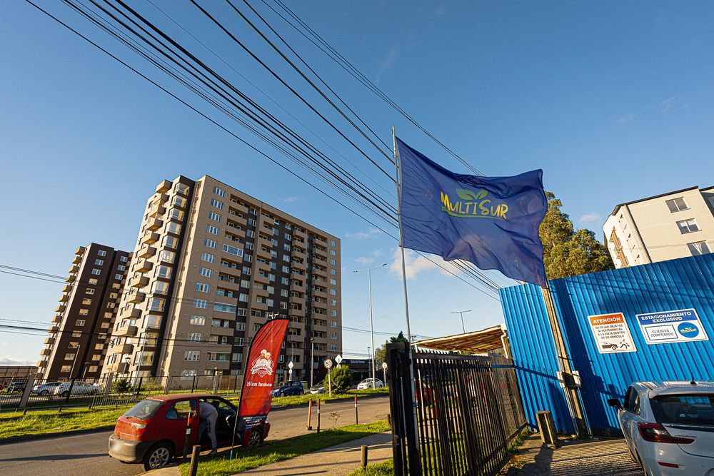 Bandera de Multisur junto a la entrada del estacionamiento