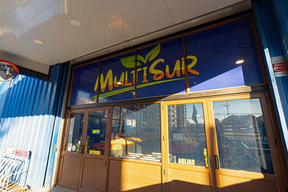 Entrada del local con el letrero de Multisur