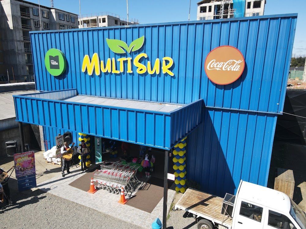 Fachada del galpón azul de Multisur
