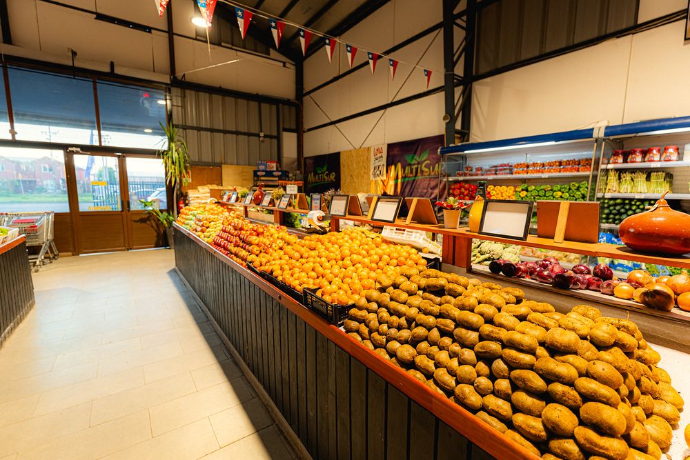 Mesón de papas, naranjas y verduras frescas