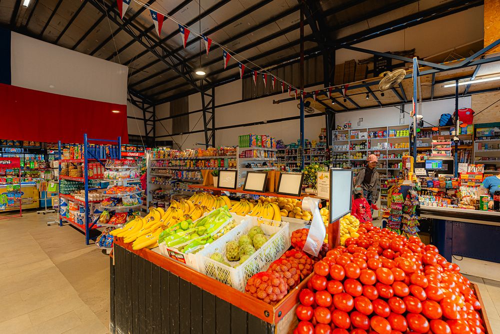 Tomates, plátanos y frutas en el centro del local
